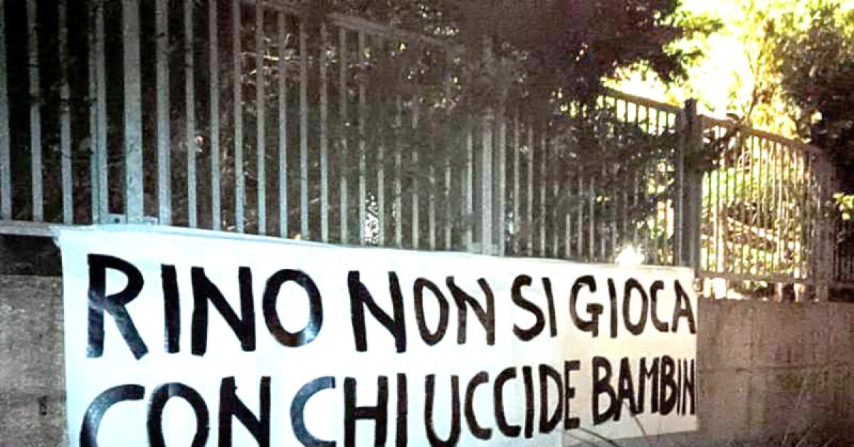 israele italia lo striscione di protesta contro il genocidio a gaza sotto casa di gattuso rino non si gioca con chi uccide bambini