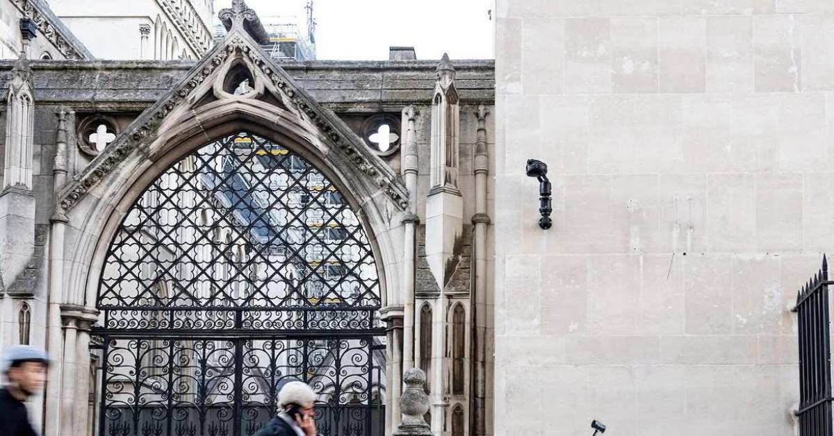 Londra, nuovo murale Banksy pro Pal contro governo Uk per messa al bando “Palestine Action”: giudice picchia manifestante con cartello insanguinato Londra, nuovo murale Banksy pro Pal contro governo Uk per messa al bando “Palestine Action”: giudice picchia manifestante con cartello insanguinato