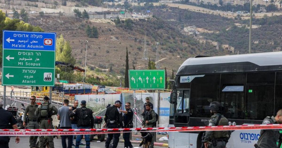 Attentato a Gerusalemme, 2 palestinesi sparano contro bus israeliano: 5 morti, almeno 15 feriti, uccisi anche i killer da Idf VIDEO Attentato a Gerusalemme, 2 palestinesi sparano contro bus israeliano: 5 morti, almeno 15 feriti, uccisi anche i killer da Idf VIDEO