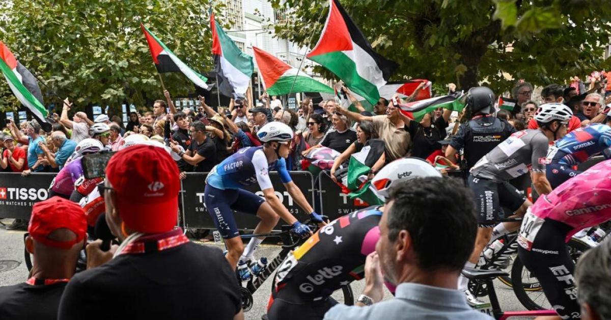 Vuelta di Spagna, team Israel Premier Tech rimuove nome da divise dopo manifestazioni pro Pal: “Sicurezza ai nostri corridori, proteste pericolose” Vuelta di Spagna, team Israel Premier Tech rimuove nome da divise dopo manifestazioni pro Pal: “Sicurezza ai nostri corridori, proteste pericolose”