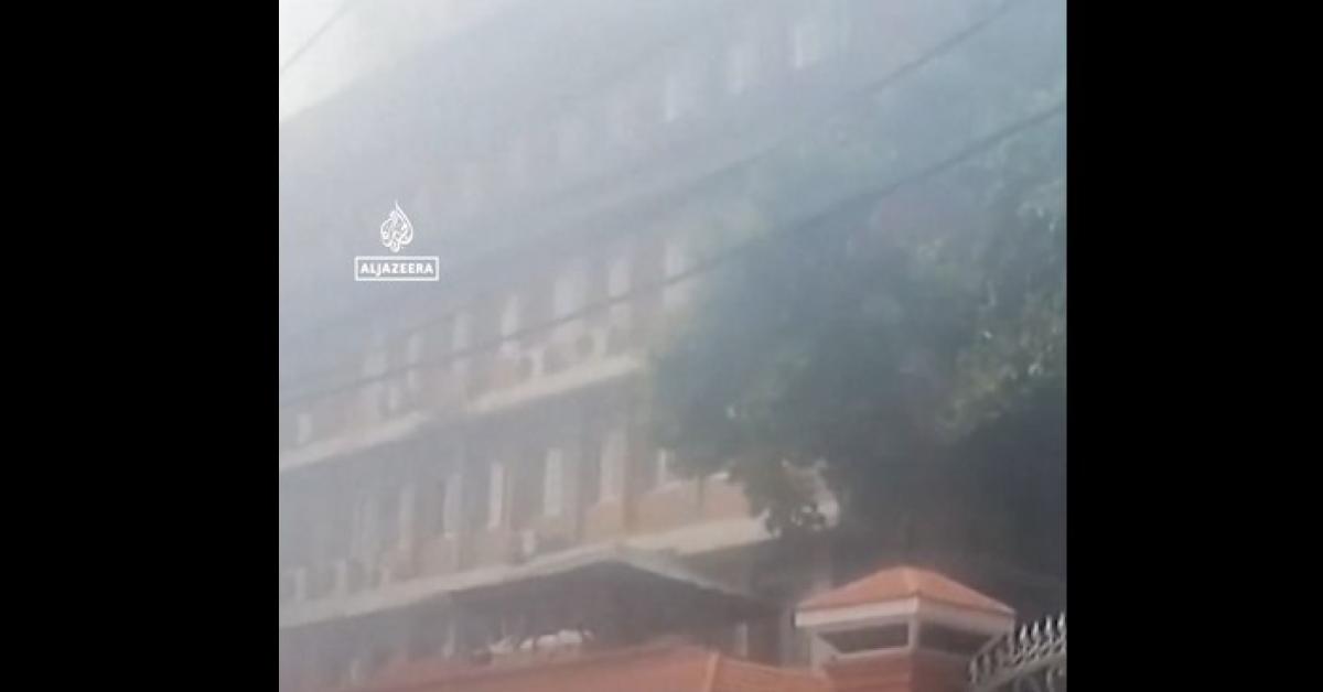 Proteste in Nepal dopo blocco dei social, giovani danno fuoco al parlamento e a case dei politici, 22 morti, premier Oli si dimette   VIDEO