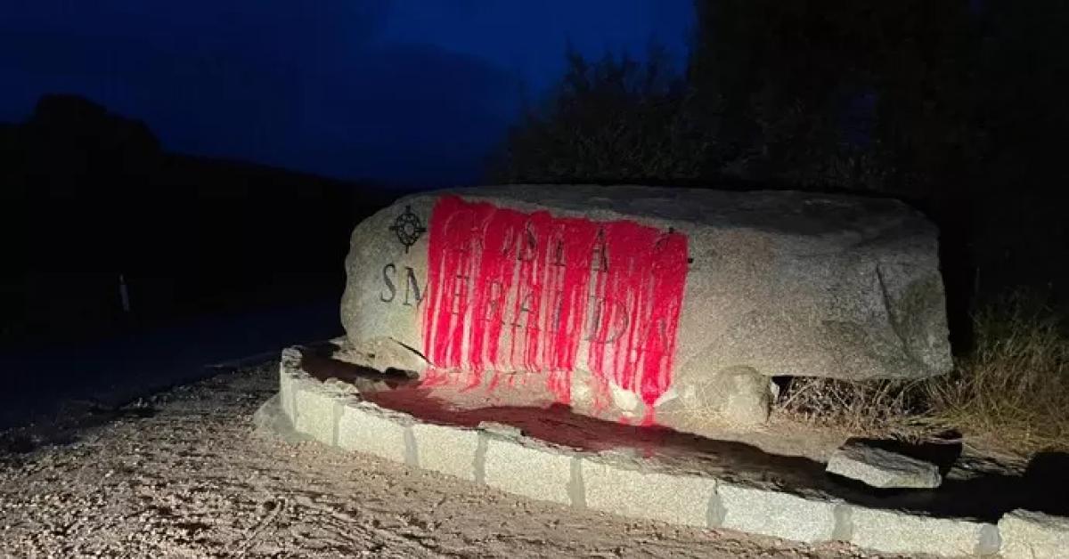 Sardegna, proteste contro soldati Idf ospiti nei resort: vernice rosso sangue e cartelloni Sardegna, proteste contro soldati Idf ospiti nei resort: vernice rosso sangue e cartelloni