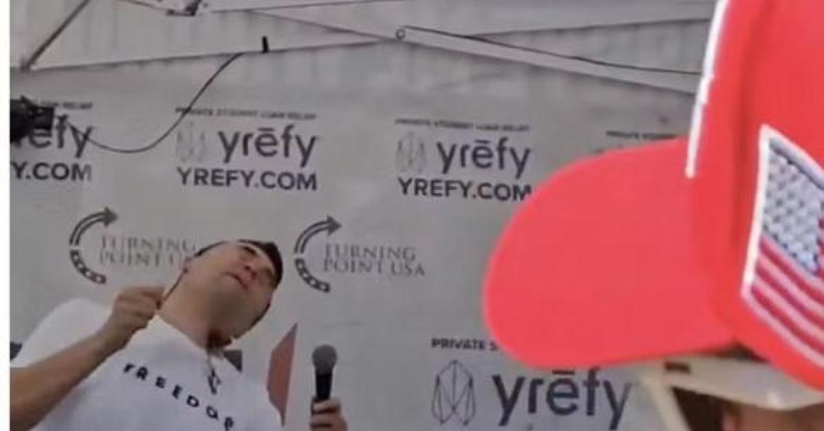 Attentato a Charlie Kirk, il momento in cui l’attivista MAGA viene colpito al collo, lo sparo da edificio a 180m di distanza – VIDEO CHOC Attentato a Charlie Kirk, il momento in cui l’attivista MAGA viene colpito al collo, lo sparo da edificio a 180m di distanza – VIDEO CHOC