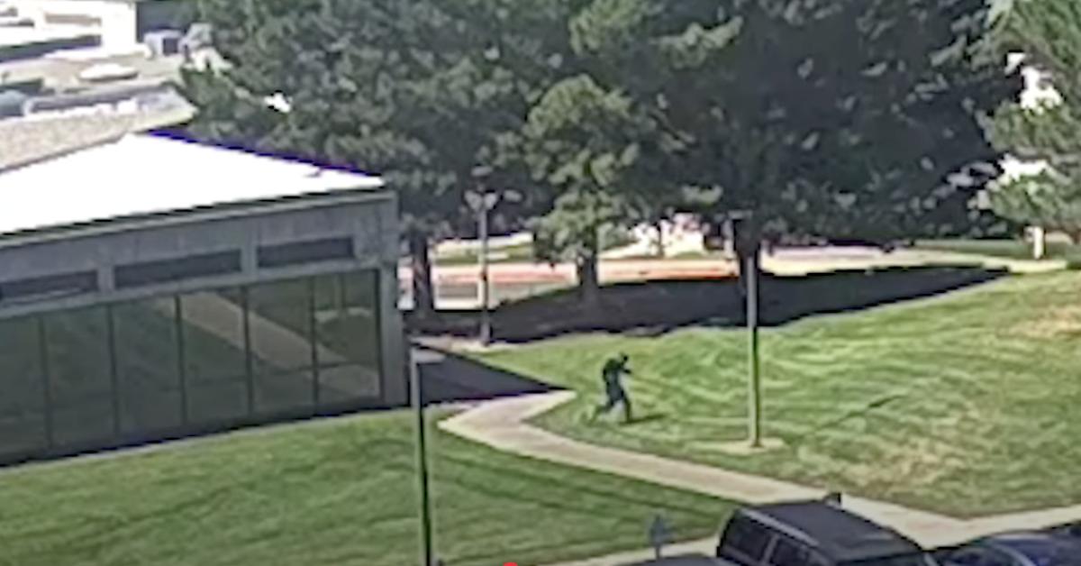attentato a charlie kirk il video della fuga del killer il salto dal tetto per poi scappare dal parco dove 232 stato ritrovato fucile