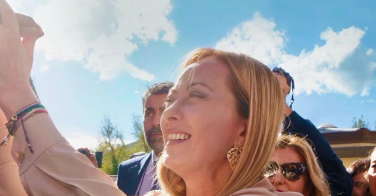 Meloni, Charlie Kirk e la fiera del paradosso: tutti fr*ci con il c*lo degli altri, anche coi fucili