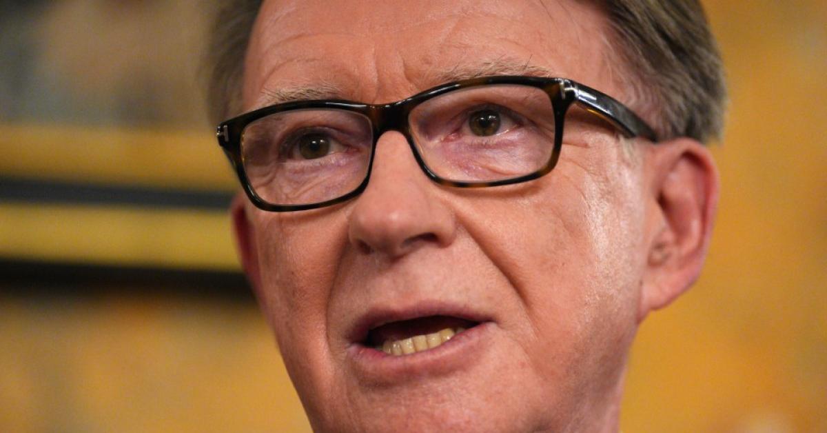 Uk, Peter Mandelson tolto da incarico di ambasciatore in Usa dopo 7 mesi per legami con Epstein: "inviò mail di sostegno al finanziere indagato"