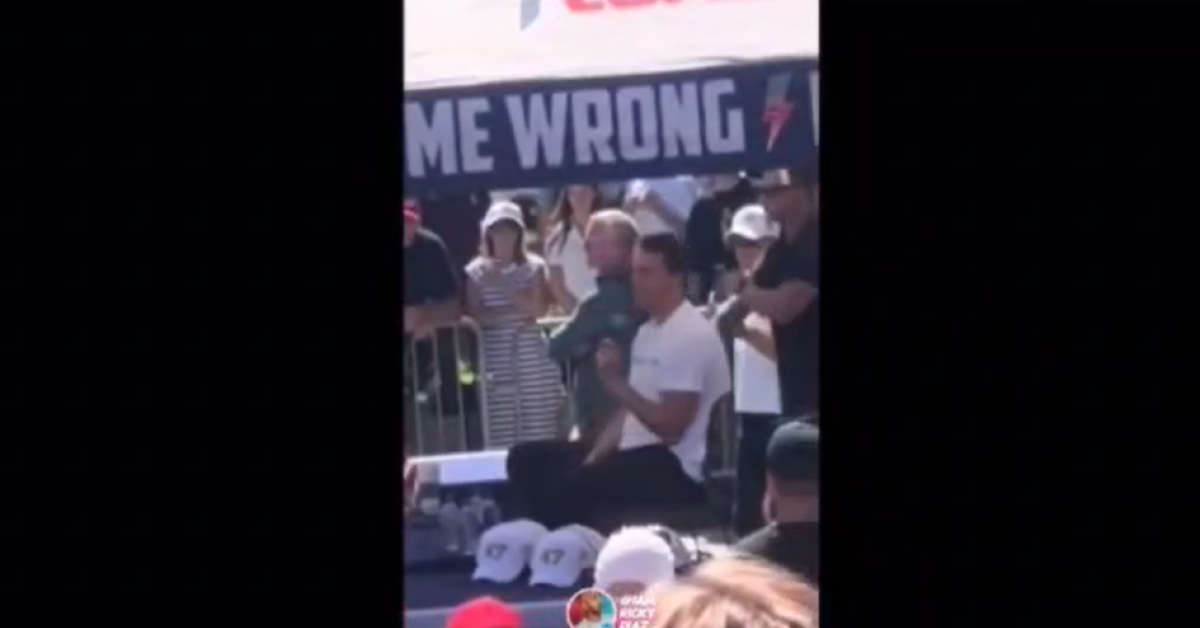 omicidio charlie kirk ipotesi depistaggio deep state mossad l attivista ucciso da donna che spara con telefono pistola video