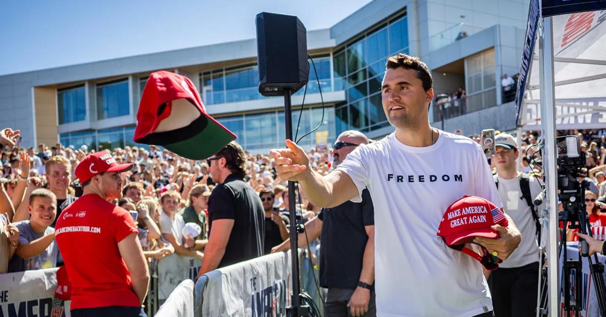 Assassinio Charlie Kirk, virale su shop online la maglietta bianca con scritto "Freedom" indossata da lui al momento dell