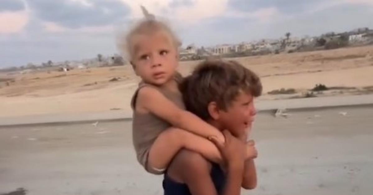 Gaza, il bimbo scalzo e in lacrime che cammina con la sorella in spalla in mezzo alla devastazione: il VIDEO simbolo dell