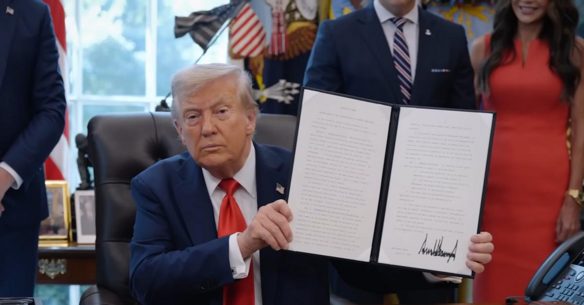 Usa, Trump firma decreto per designare Antifa "organizzazione terroristica interna": "Anarchici che chiedono rovesciamento governo" Usa, Trump firma decreto per designare Antifa "organizzazione terroristica interna": "Anarchici che chiedono rovesciamento governo"