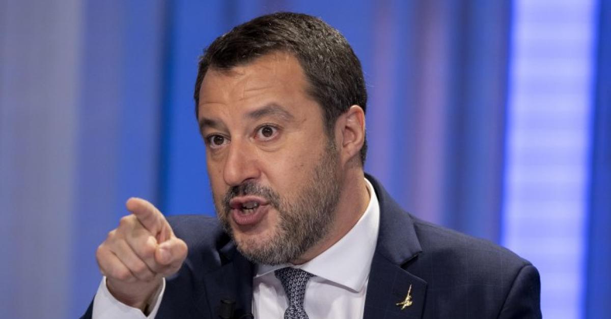 Roma, Salvini compra villa di 674 m² per €1,35mln, "sotto valore di mercato": "Venduta da famiglia Acampora, legale Fininvest condannato per corruzione" Roma, Salvini compra villa di 674 m² per €1,35mln, "sotto valore di mercato": "Venduta da famiglia Acampora, legale Fininvest condannato per corruzione"