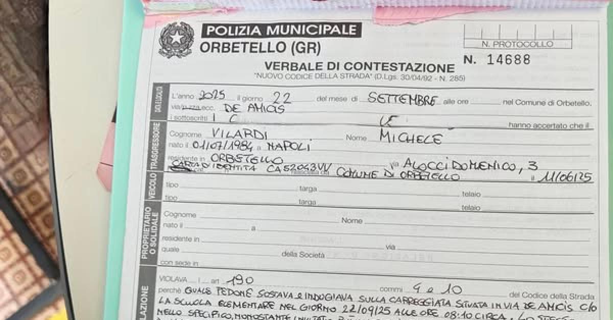 Orbetello, padre aspettava a piedi la figlia sulle strisce davanti alla scuola: multato di 27€ per sosta irregolare; il genitore: "Senza parole"