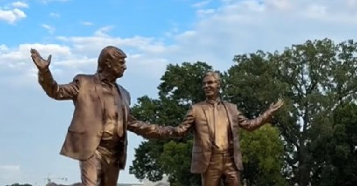 Usa, statua Trump Epstein mano nella mano comparsa davanti Campidoglio con la scritta "Best friends forever", la Casa Bianca: "Provocazione politica"   VIDEO