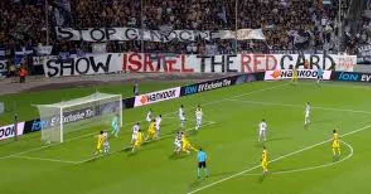 Europa League, Paok Salonicco vs Maccabi Tel Aviv, i tifosi greci alzano striscione: "Cartellino rosso per Israele, stop al genocidio"