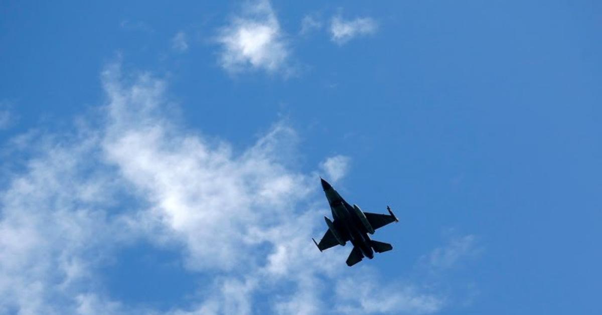 Cieli bollenti, caccia NATO contro bombardieri russi vicini ai confini degli alleati: sfiorato l’incidente aereo tra USA e Lettonia