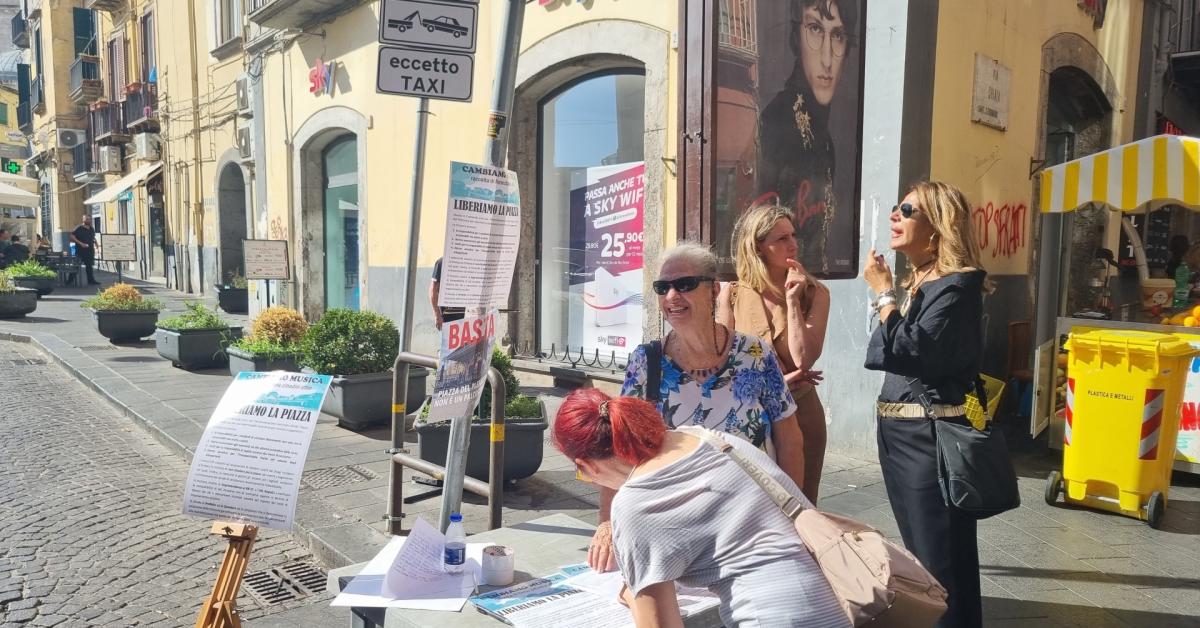 Napoli, mille firme contro gli eventi a pagamento: "piazza Plebiscito ostaggio del business dei concerti"