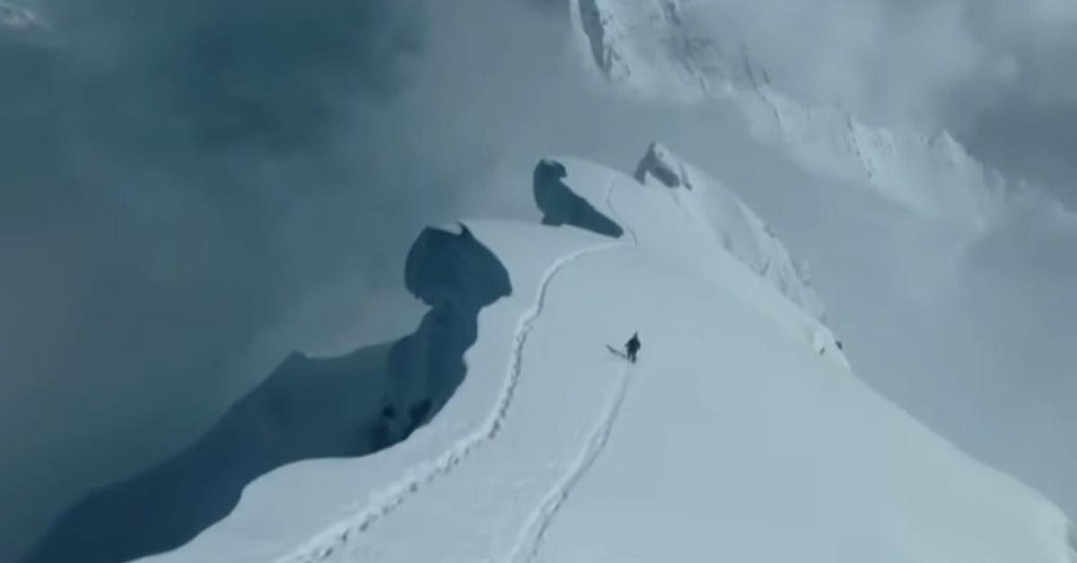 Everest, Andrzej Bargiel primo uomo a scendere dalla vetta con gli sci senza ossigeno supplementare, il VIDEO dell