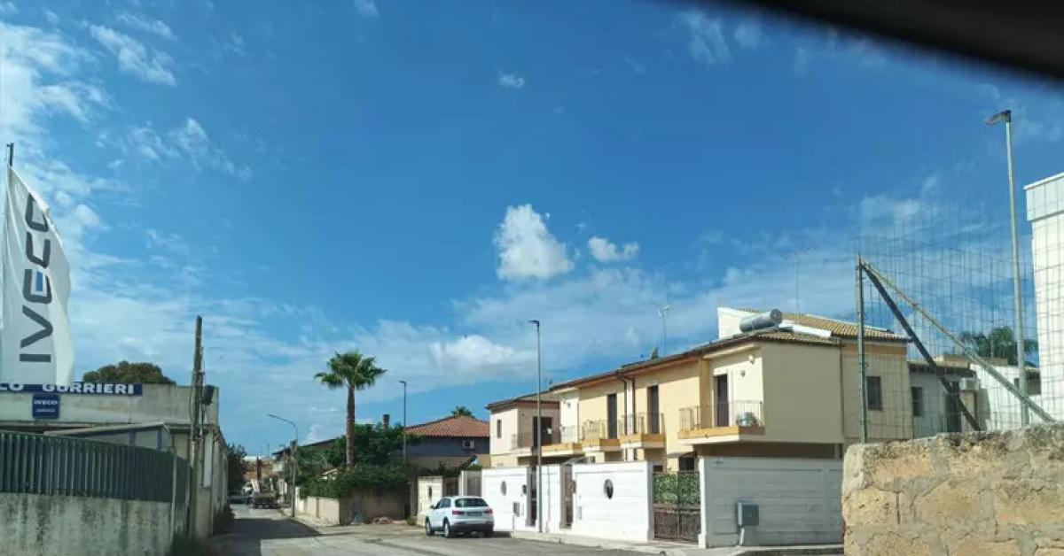 Sequestro a Vittoria, ritrovato 17enne rapito, portato in commissariato da amico dopo essere stato abbandonato in campagna: "Mi hanno trattato bene"