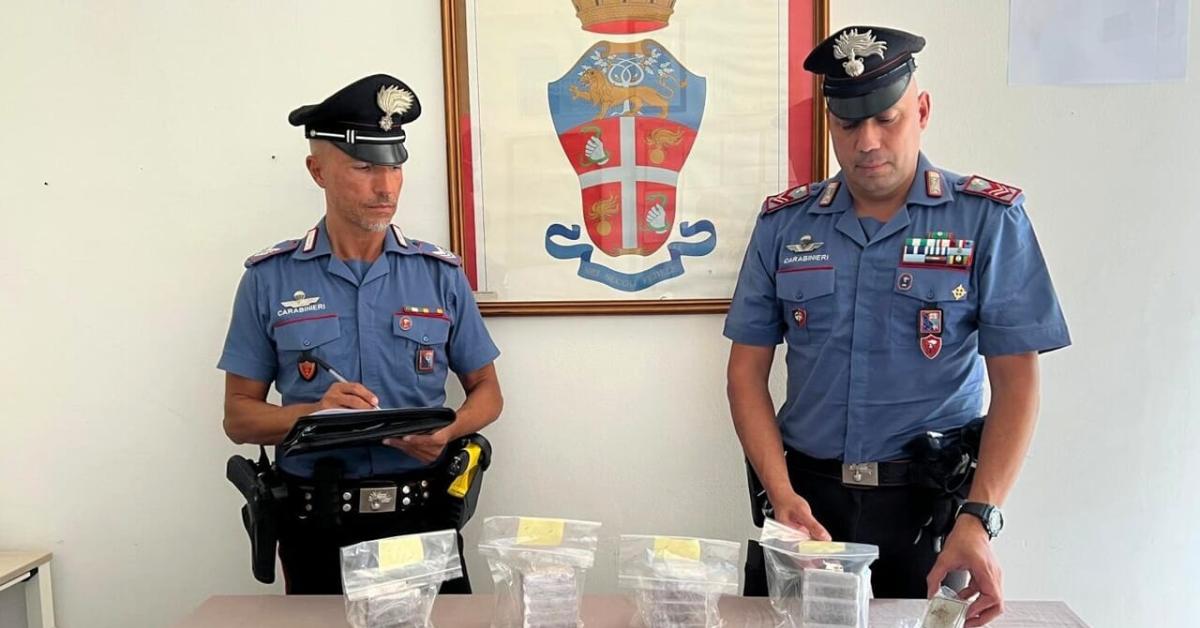 Sestri Levante, i carabinieri trovano il nascondiglio degli spacciatori, sequestrati due chili di hashish