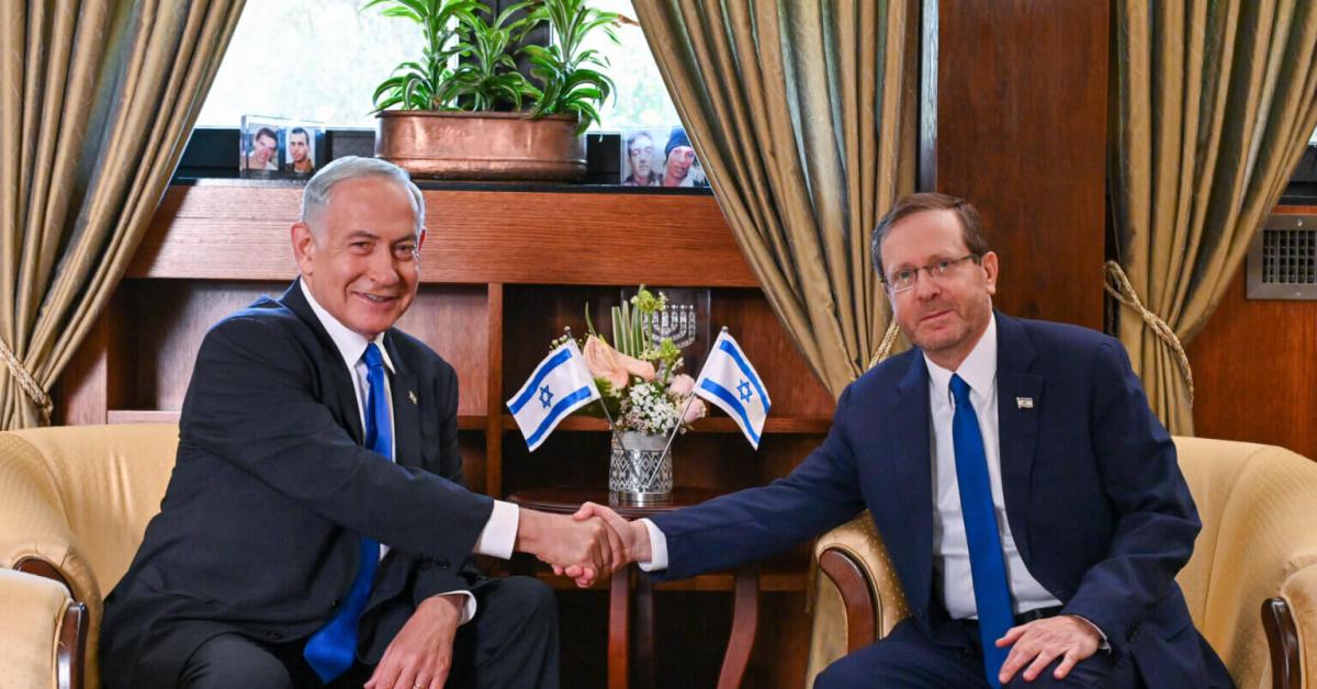 israele presidente herzog valuta grazia per netanyahu nel processo per corruzione opposizioni colpo allo stato di diritto