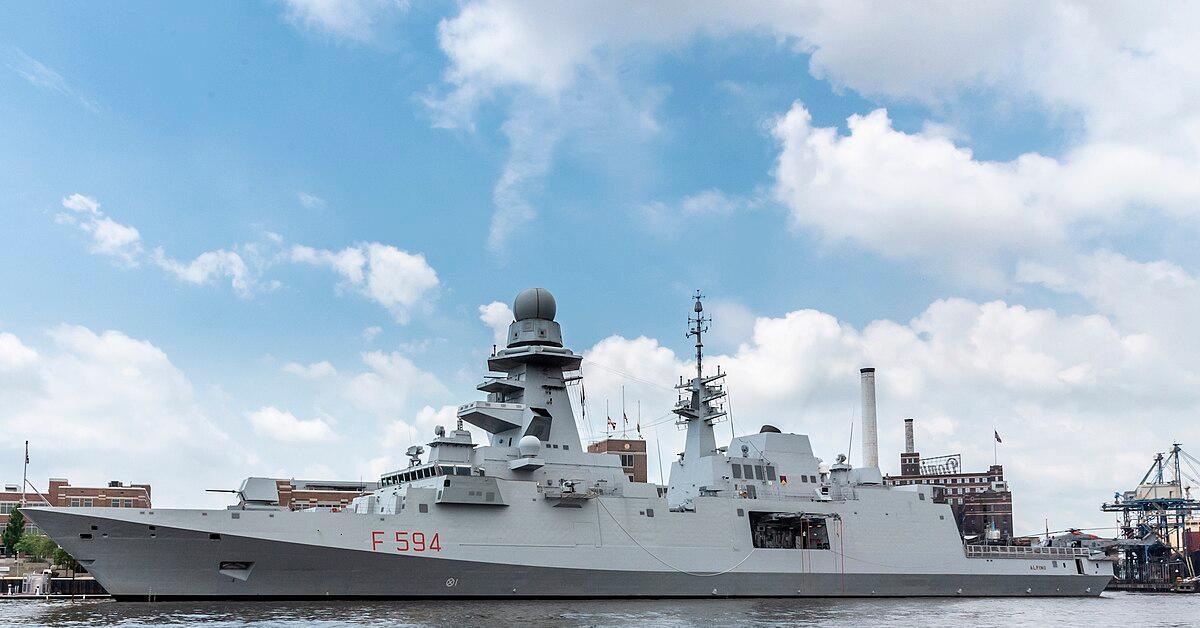 La fregata Alpino lascia la Flotilla a 150 miglia nautiche da Gaza e gli regala un “ciaone”: chi resta in mare cerca lo scontro