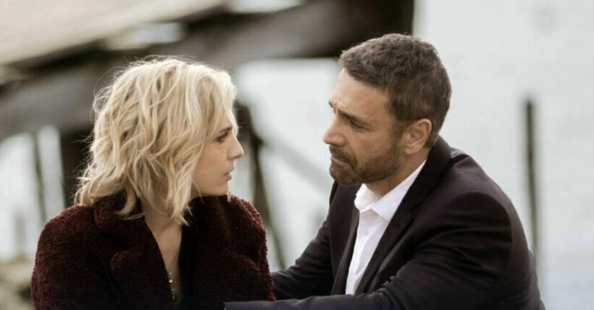 Raoul Bova e Beatrice Arnera insieme al ristorante tra "baci galeotti, abbracci e carezze furtive", poi l