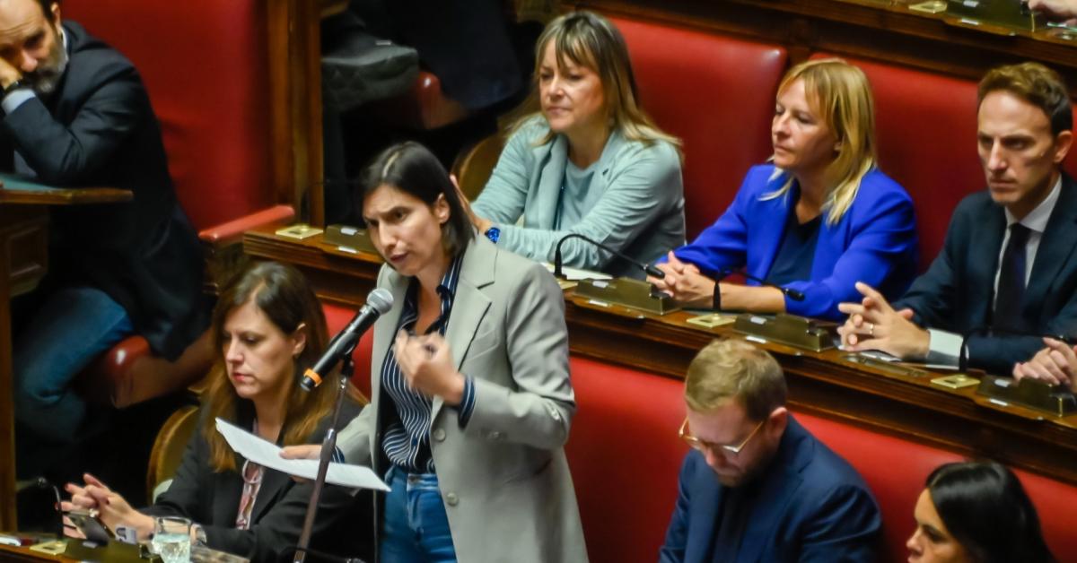 Camera, ok a riconoscimento condizionato Palestina ma anche al piano di Trump per Gaza, Schlein attacca Meloni: “Molli la clava e faccia la premier”