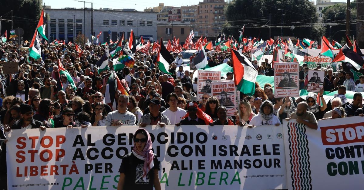 Manifestazione pro Palestina a Roma, 1 milione per Gaza e Flotilla, striscione "7 ottobre giornata della Resistenza palestinese"   DIRETTA