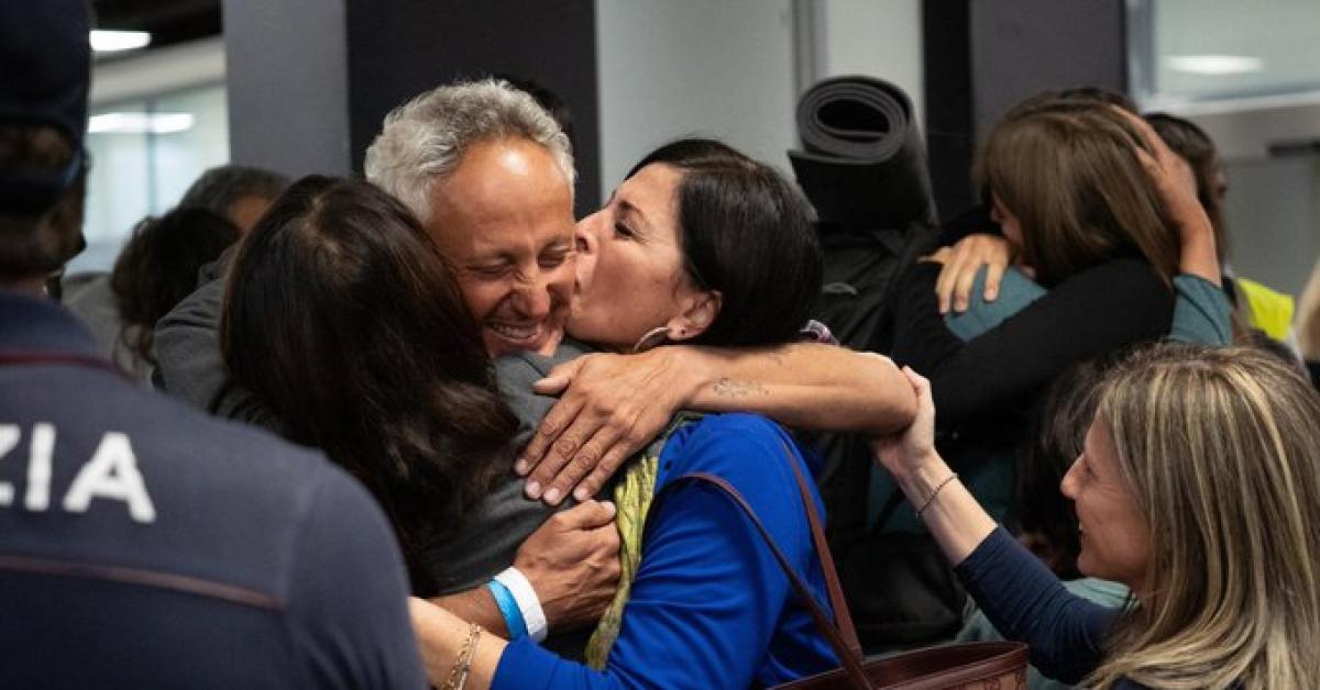 croatti fugge dalla flotilla e viene rimpatriato il m5s tra borsette di lusso panico in mare e moralismi da discount
