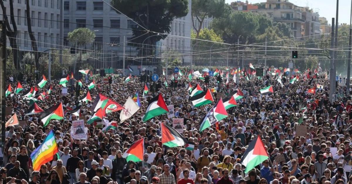 Per Gaza una manifestazione vera di popolo, di cuore e di pancia: la democrazia sta benissimo nonostante certi teppisti