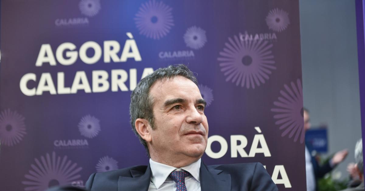 Roberto Occhiuto (cdx) riconfermato presidente della regione Calabria con il 64%, staccato Tridico (csx) al 35%, Tajani: "Successo di FI"