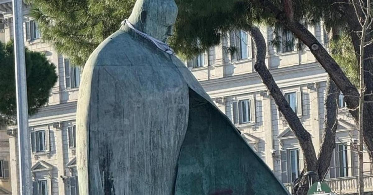 "Fascista!": imbrattata a Roma la statua di papa Wojtyla; il trionfo della cancel culture, la vittoria del nulla