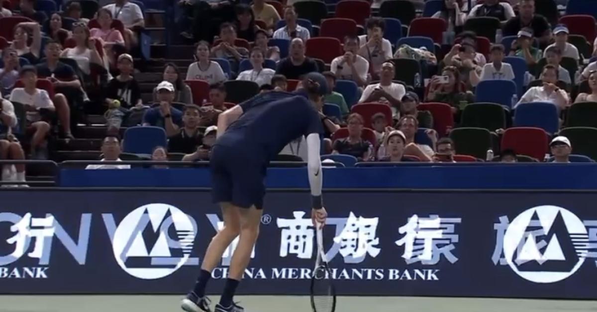 atp shanghai 2025 jannik sinner si ritira per un infortunio al 3176 set contro l olandese griekspoor smorfie di dolore in campo per i crampi video