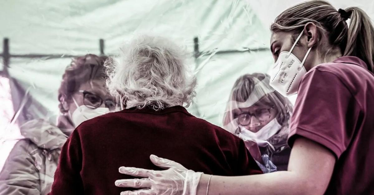 Novara, donna risarcita da Rsa per €5mila: non poté dare l’addio al marito morto nel 2021 durante Covid, tribunale: “Danno da mancato commiato”