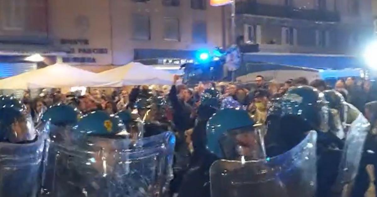 Bologna, scontri al corteo "Viva 7 ottobre" dei Giovani Palestinesi: idranti e manganellate contro manifestanti, 3 attivisti fermati   VIDEO