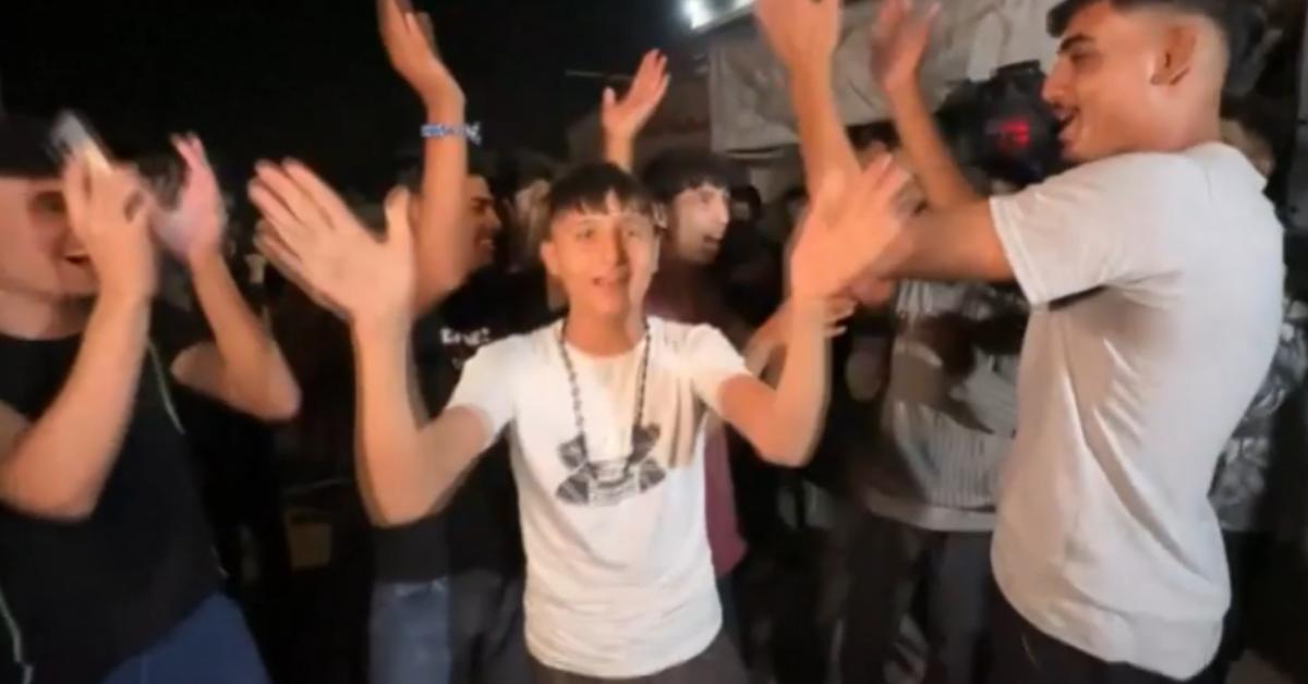 "Piano di pace" per Gaza, festeggiamenti dei palestinesi in strada a Khan Younis dopo l