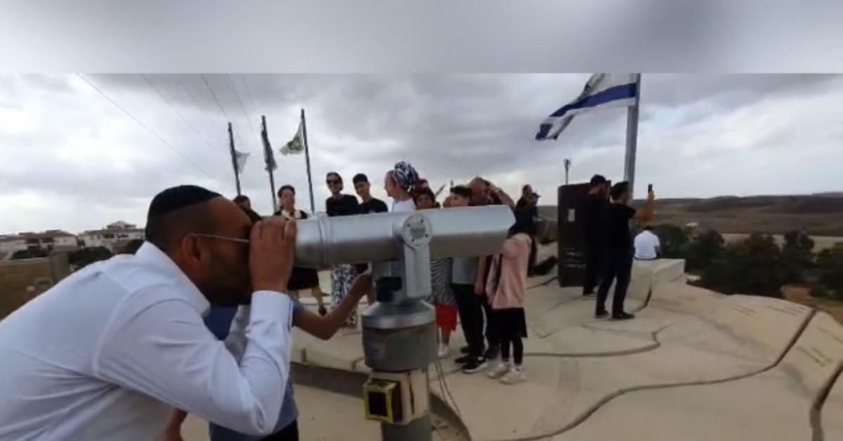 il gdi a sderot dal voyeurismo con le gite collettive al telescopio al costo di 5 shekel con carta di credito per guardare gaza rasa al suolo dopo bombardamenti idf video