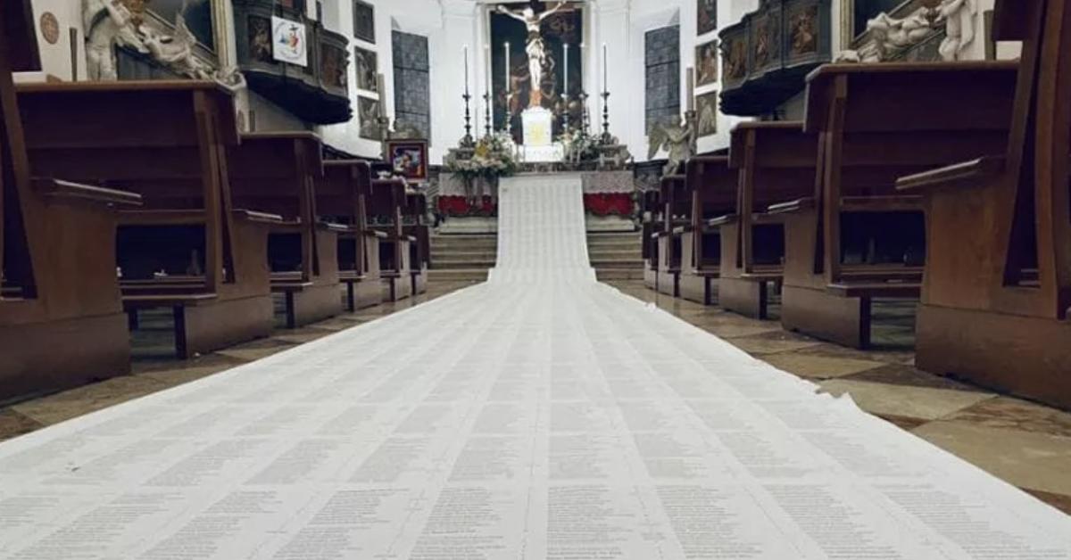 Rovigo, i nomi dei primi 12.211 mila bambini palestinesi uccisi a Gaza scritti su un lenzuolo bianco di 16 metri sul pavimento della chiesa di San Bartolomeo