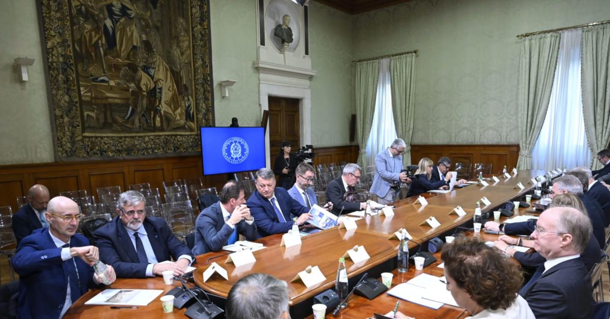 Manovra, Paolo Capone, Leader UGL: “Confronto positivo con il Governo. Priorità a taglio Irpef, famiglie e sicurezza sul lavoro” Manovra, Paolo Capone, Leader UGL: “Confronto positivo con il Governo. Priorità a taglio Irpef, famiglie e sicurezza sul lavoro”
