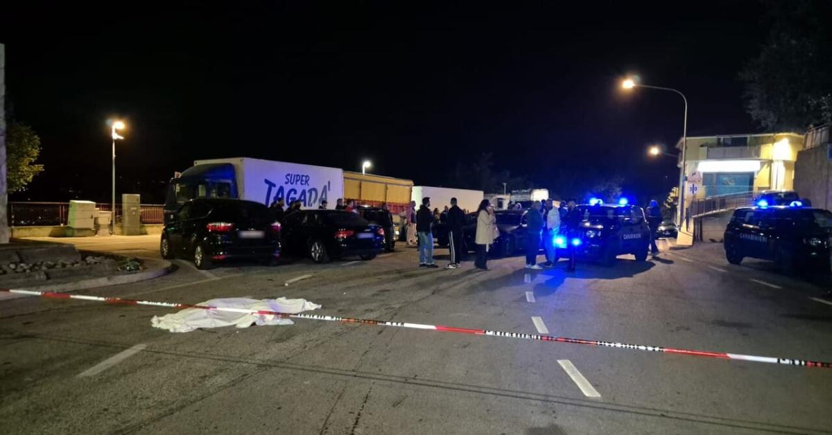 pescara 60enne uccisa a colpi di pistola dall ex marito davanti al nipote 12enne l uomo arrestato dopo essersi barricato in un bar