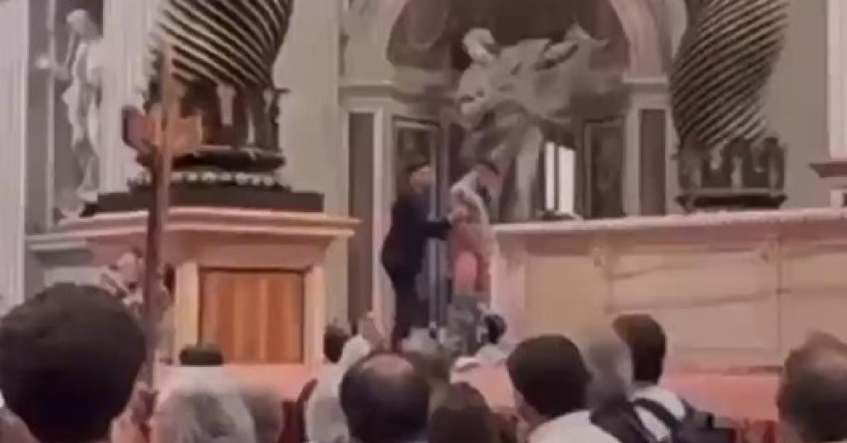 Vaticano, uomo elude i controlli e urina su altare della Confessione a San Pietro davanti a centinaia di fedeli e turisti   VIDEO