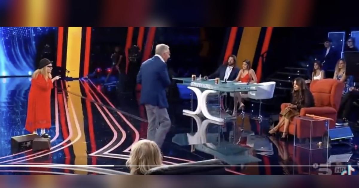 Tu si que vales, concorrente attacca Sabrina Ferilli: "Sei una miracolata, non vali nulla", poi sbotta contro il pubblico: "Che cosa vi ridete? Fan**lo"   VIDEO
