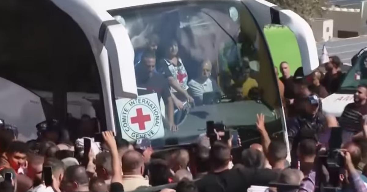 Cisgiordania, Israele libera oltre 1900 prigionieri palestinesi ma impone rigide condizioni per impedire alle loro famiglie di festeggiare Cisgiordania, Israele libera oltre 1900 prigionieri palestinesi ma impone rigide condizioni per impedire alle loro famiglie di festeggiare