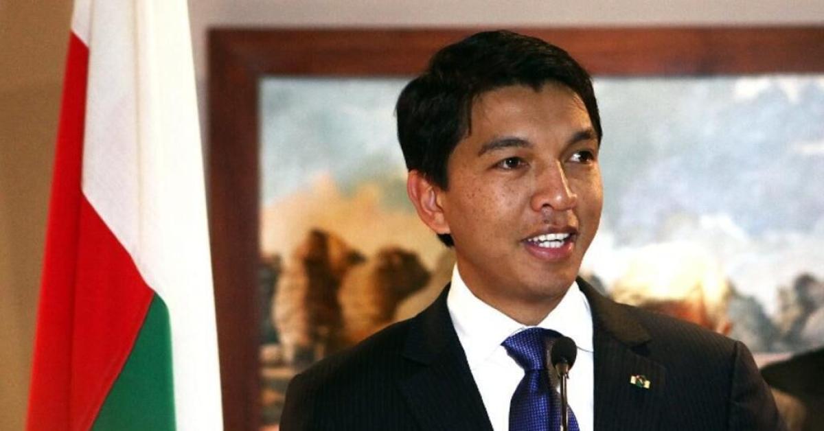 Madagascar, presidente Rajoelina fugge e scioglie Parlamento che ne approva impeachment, Capsat annuncia golpe, Unione Africana: "Intervenire subito" Madagascar, presidente Rajoelina fugge e scioglie Parlamento che ne approva impeachment, Capsat annuncia golpe, Unione Africana: "Intervenire subito"