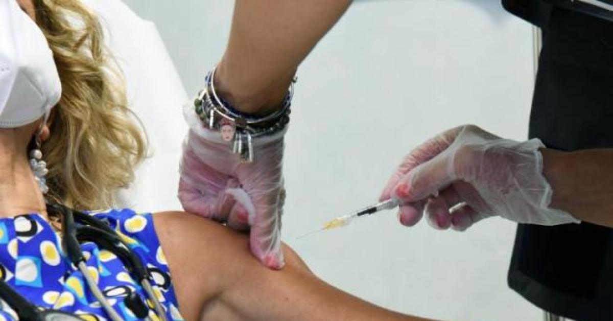 Vaccino Covid, tribunale di Asti riconosce nesso causale per 52enne colpita da effetti avversi, 3mila € al mese a vita per la donna che non cammina più Vaccino Covid, tribunale di Asti riconosce nesso causale per 52enne colpita da effetti avversi, 3mila € al mese a vita per la donna che non cammina più