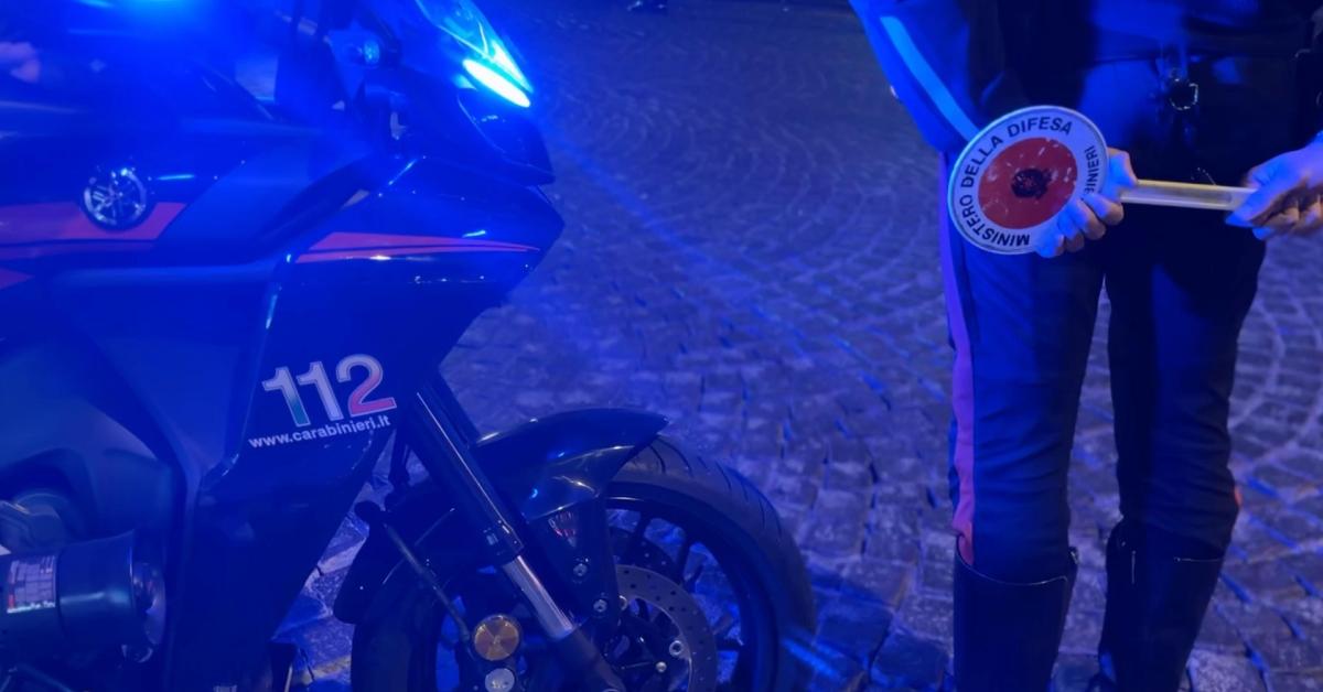 Seregno (MB), rumeno 46enne lancia benzina in faccia a ex moglie e tenta di darle fuoco, poi si consegna a polizia: la seguiva col gps
