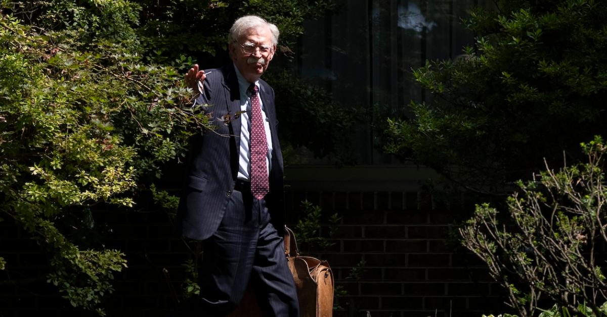 Scacco a Bolton, la figura chiave della politica estera americana finisce sotto accusa: incriminato per "trasmissione di informazioni sensibili" Scacco a Bolton, la figura chiave della politica estera americana finisce sotto accusa: incriminato per "trasmissione di informazioni sensibili"