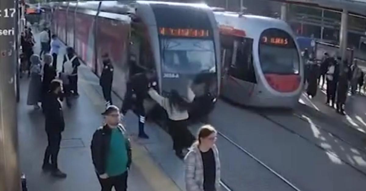 Turchia, donna distratta rischia di essere investita da un tram mentre attraversa i binari, salva grazie a ...