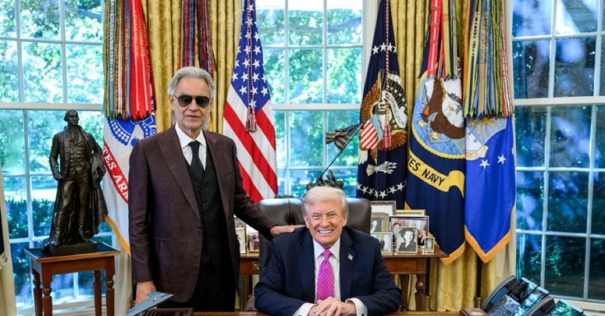 usa trump riceve alla casa bianca andrea bocelli il video del tenore che canta con te partir242 nello studio ovale per il tycoon