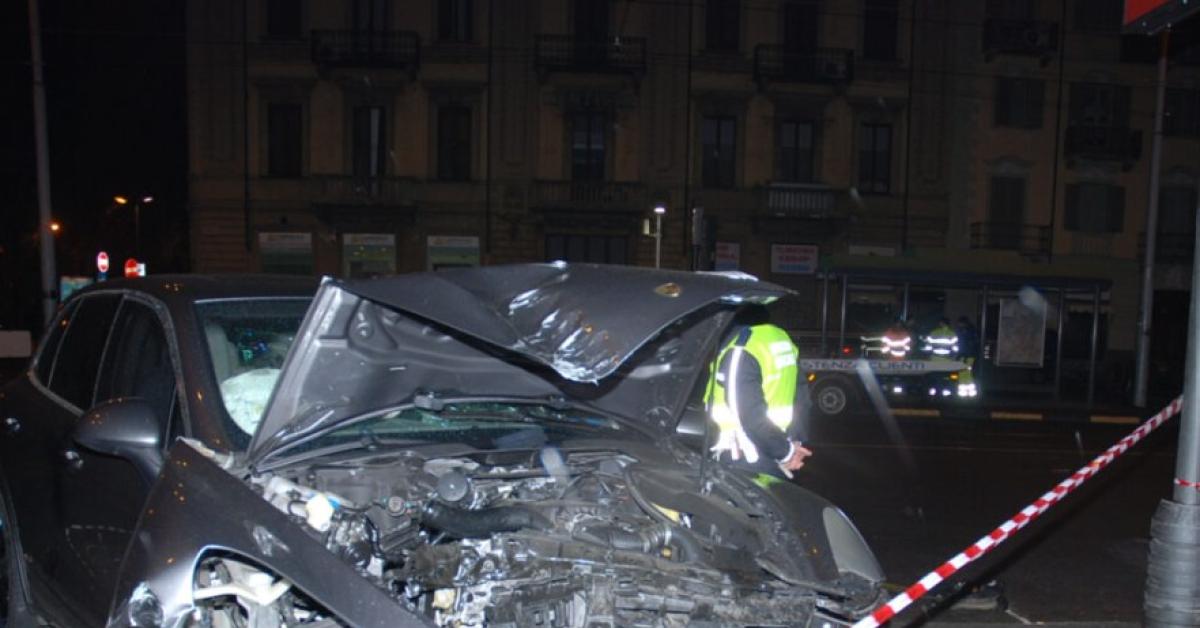 asiago auto con 5 giovani si schianta contro rotatoria in pieno centro 3 ventenni morti sul colpo uno in fin di vita il quinto illeso velocit224 folle